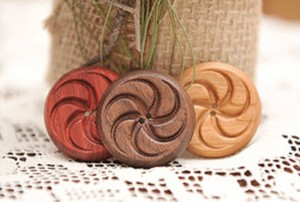 alosada-wooden-buttons-from-maine