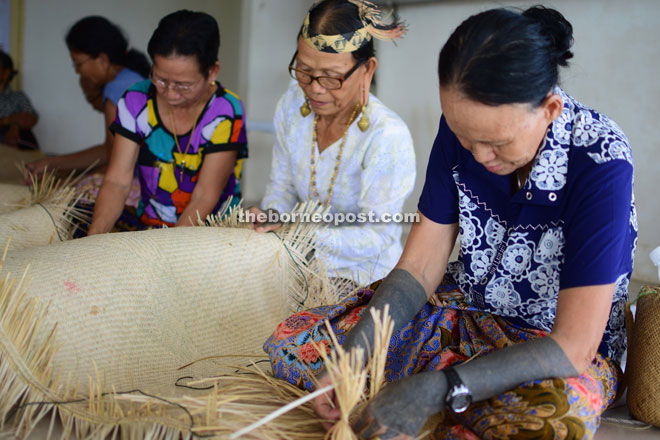 the-borneo-post-world-record-weaving